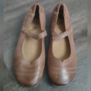 Taos Step It Up perforated leather Mary Jane flats Brown Size 8
